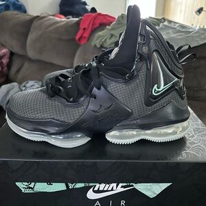Nike LeBron XIX